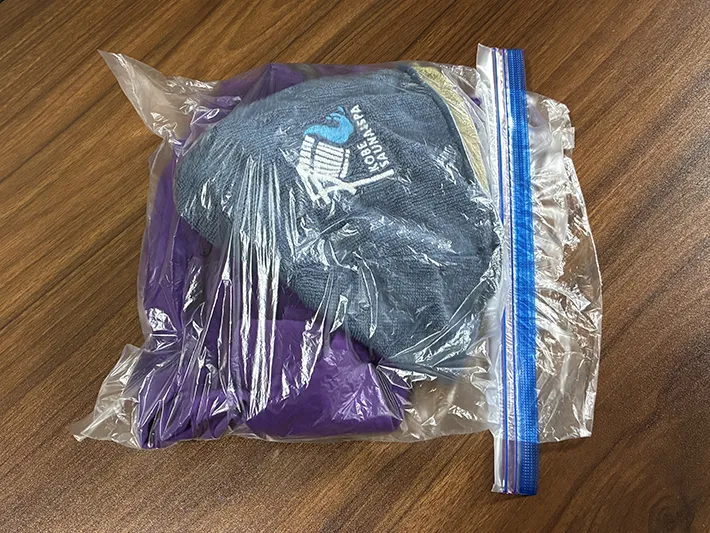 サウナハットと水着を入れたチャックつきポリ袋（撮影：grapeライフハック編集部）