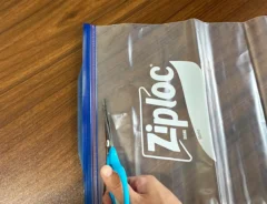 ジッパー袋のチャック部分をカットする場面（撮影：grapeライフハック編集部）