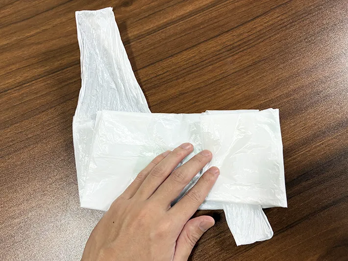 持ち手からつまみ部分まで折ったビニール袋（撮影：grapeライフハック編集部）