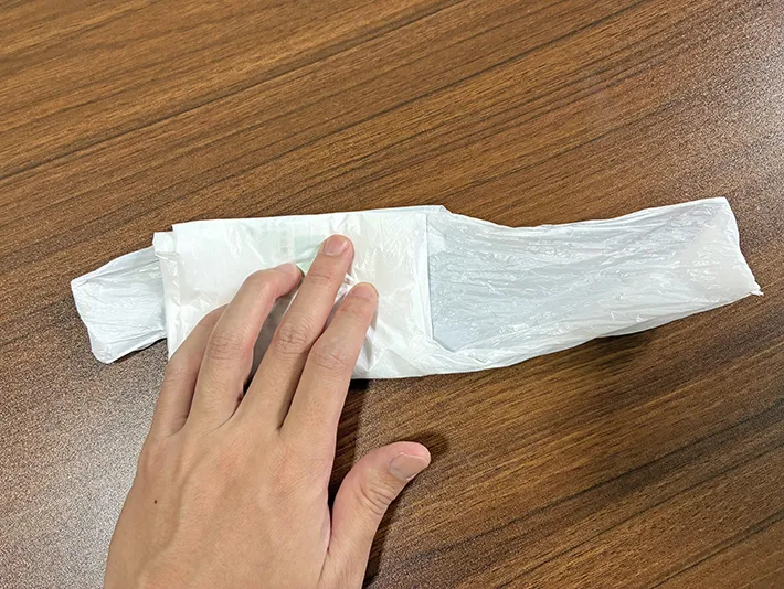 細長く折りたたんだビニール袋（撮影：grapeライフハック編集部）