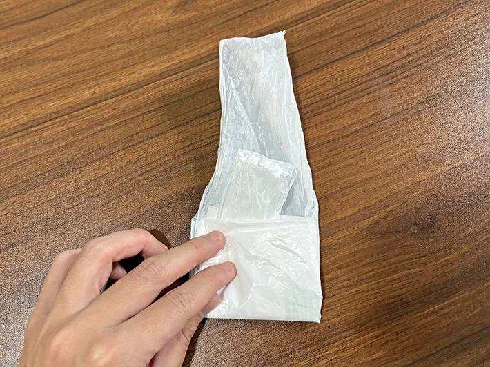下から半分にたたんだビニール袋（撮影：grapeライフハック編集部）