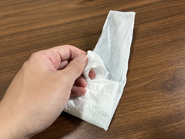ビニール袋をたたむ中でできた小さな輪（撮影：grapeライフハック編集部）