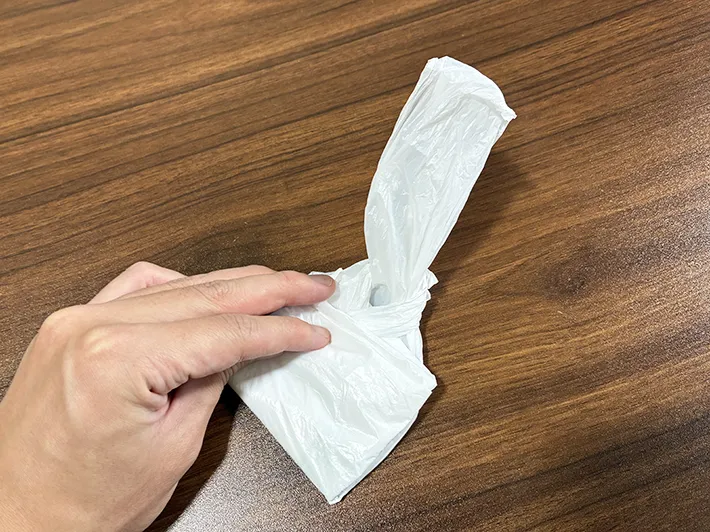 輪に通した袋の長い持ち手部分（撮影：grapeライフハック編集部）