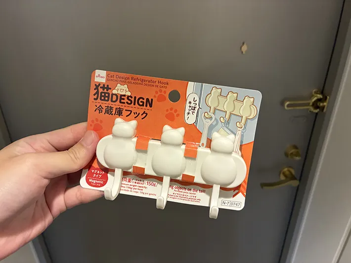 玄関で手にする冷蔵庫フック（撮影：grapeライフハック編集部）
