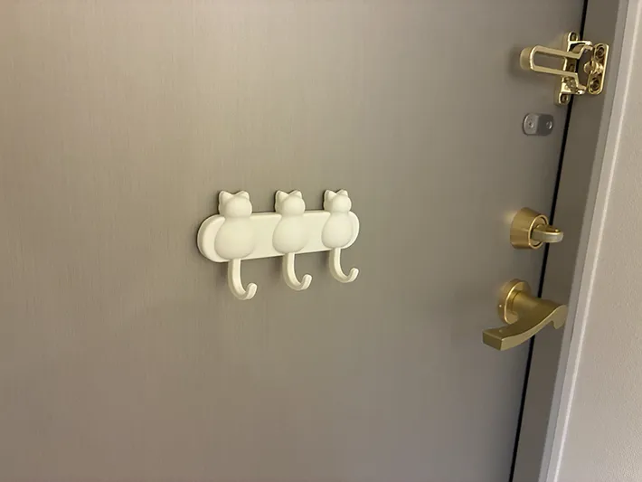 玄関に取りつけた猫型冷蔵庫フック（撮影：grapeライフハック編集部）