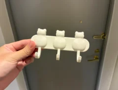 玄関で手にする冷蔵庫フック（撮影：grapeライフハック編集部）