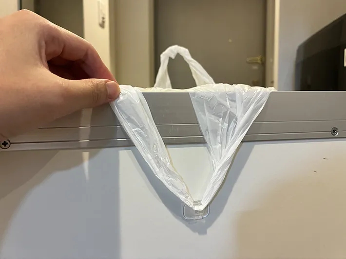 逆さにしたコードフックに引っ掛けたビニール袋（撮影：grapeライフハック編集部）