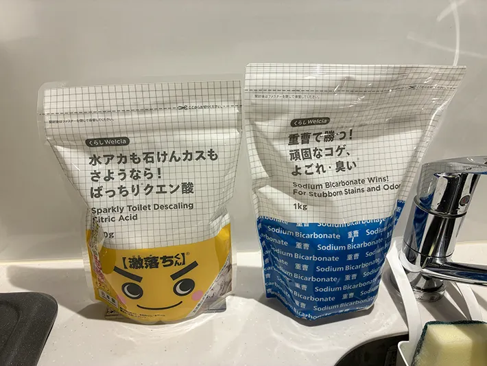 調理台に置かれた重曹とクエン酸（撮影：grapeライフハック編集部）