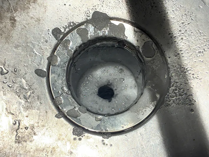 重曹とクエン酸の効果で泡立つ排水口（撮影：grapeライフハック編集部）
