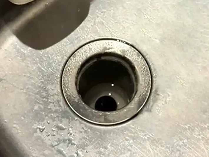 重曹を振りかけた排水口（撮影：grapeライフハック編集部）