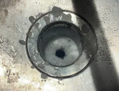 重曹とクエン酸を入れて泡立つ排水口（撮影：grapeライフハック編集部）