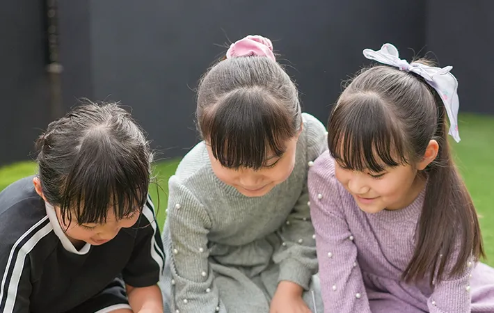 3人の女の子の写真