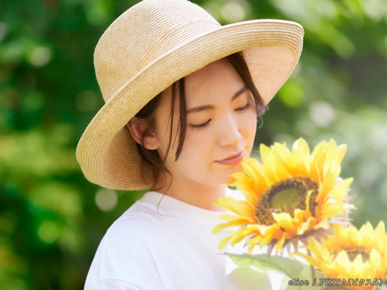 ヒマワリと女性の写真