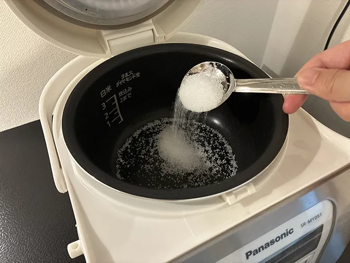 内釜にクエン酸を入れる場面（撮影：grapeライフハック編集部）