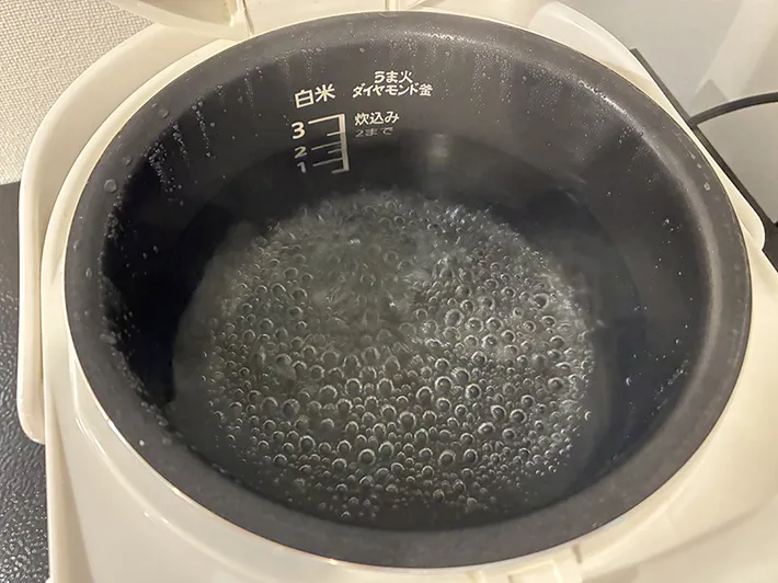 泡立つ炊飯器の内釜（撮影：grapeライフハック編集部）