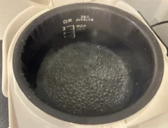 泡立つ炊飯器の内釜（撮影：grapeライフハック編集部）