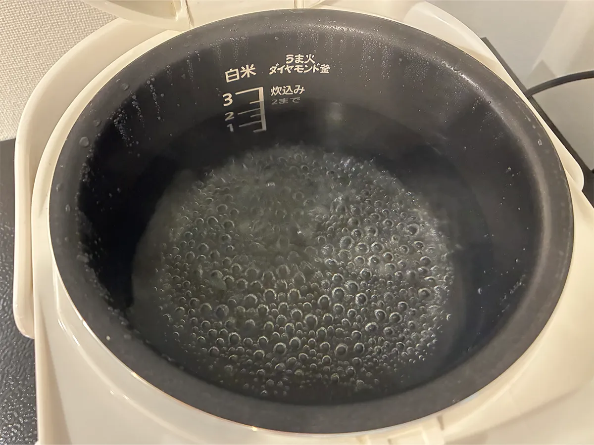 泡立つ炊飯器の内釜（撮影：grapeライフハック編集部）