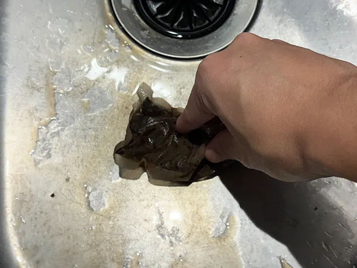 麦茶パックでシンクをこする場面（撮影：grapeライフハック編集部）