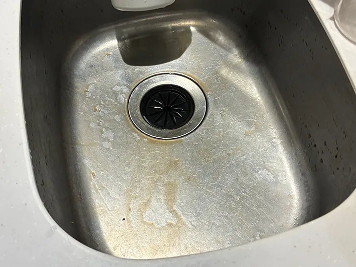 麦茶パックでこすった後のシンク（撮影：grapeライフハック編集部）