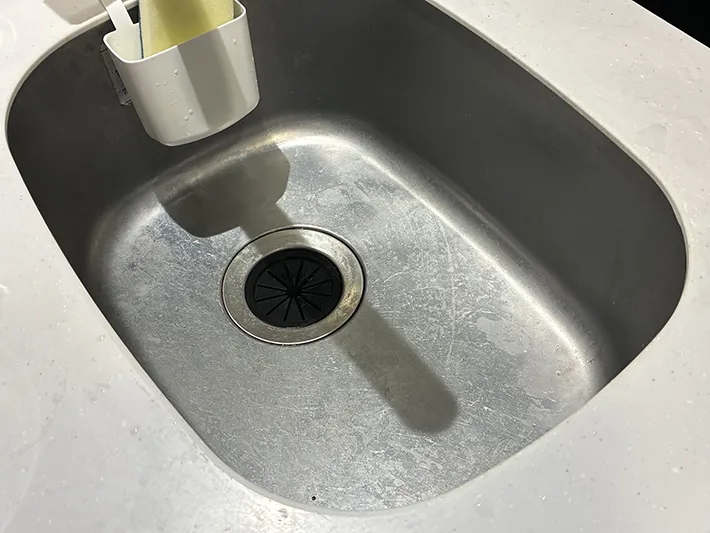 麦茶パックを使って掃除した後のシンク（撮影：grapeライフハック編集部）
