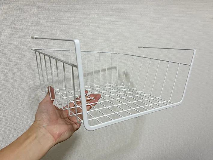 手で持った吊戸棚用バスケット（撮影：grapeライフハック編集部）