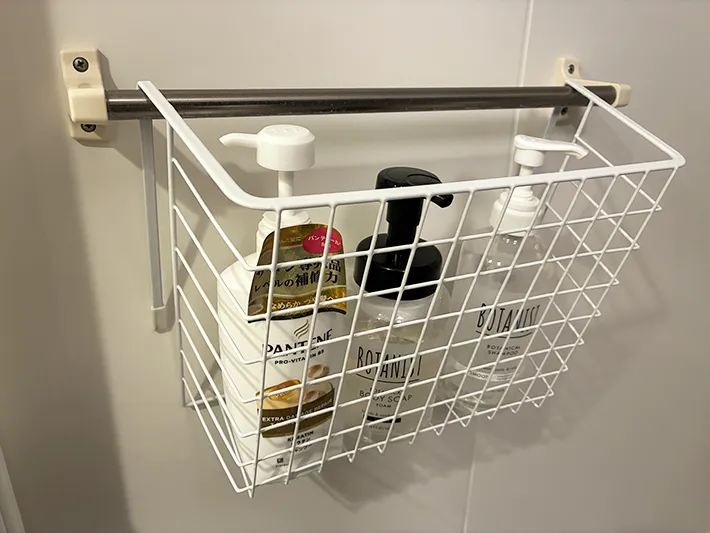 浴室でシャンプーのボトルを収納した吊戸棚用バスケット（撮影：grapeライフハック編集部）