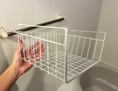 浴室で手にする吊戸棚バスケット（撮影：grapeライフハック編集部）