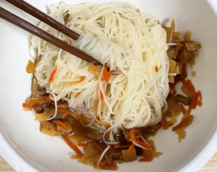 そうめんとちらし寿司の素を絡める写真（撮影：grapeフード編集部）
