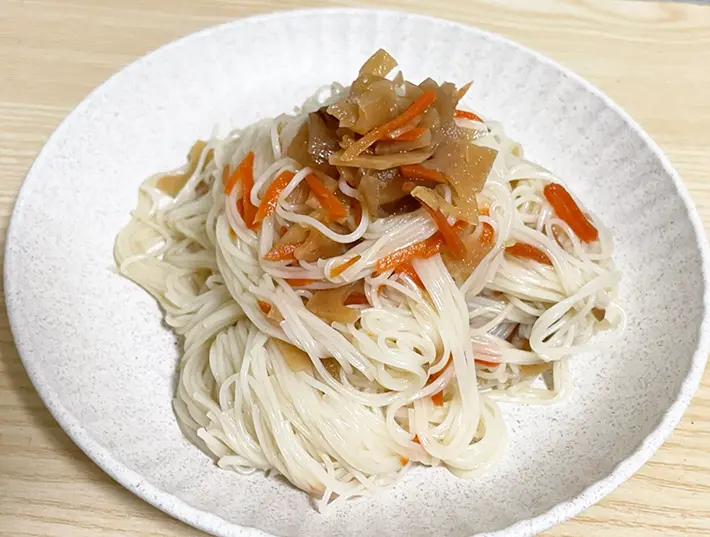ちらし寿司の素を絡めたそうめんの写真（撮影：grapeフード編集部）