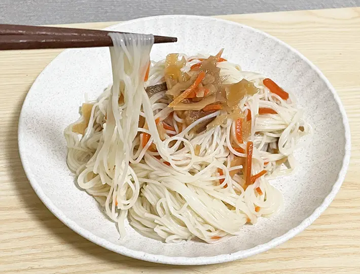 ちらし寿司の素を絡めたそうめんを食べる写真（撮影：grapeフード編集部）