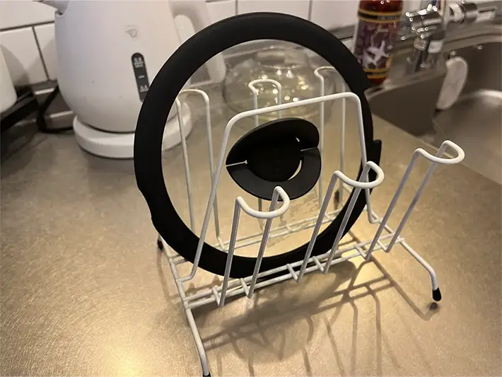 ダイソーのコップスタンドの写真（撮影：grapeライフハック編集部）