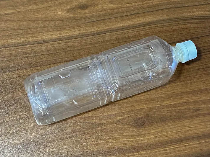 机に置かれたペットボトル（撮影：grapeライフハック編集部）