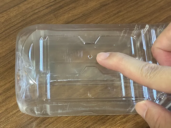 ペットボトルに開けた小さな穴（撮影：grapeライフハック編集部）