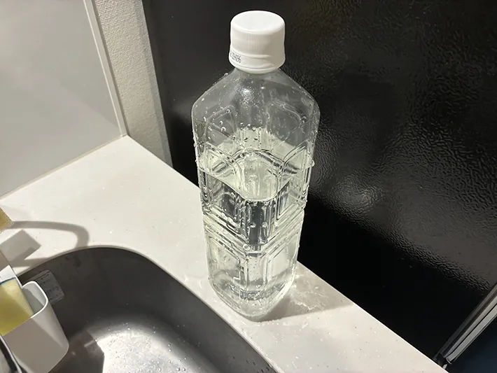 簡易蛇口として台の上に置いたペットボトル（撮影：grapeライフハック編集部）