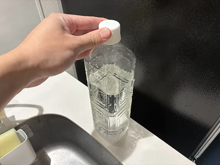 ペットボトルのキャップをゆるめる場面（撮影：grapeライフハック編集部）