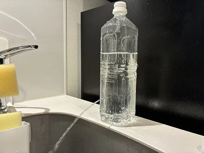 ペットボトルの穴から少量出てくる水（撮影：grapeライフハック編集部）