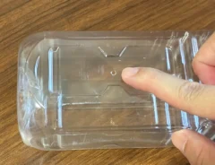 ペットボトルに開けた小さな穴（撮影：grapeライフハック編集部）