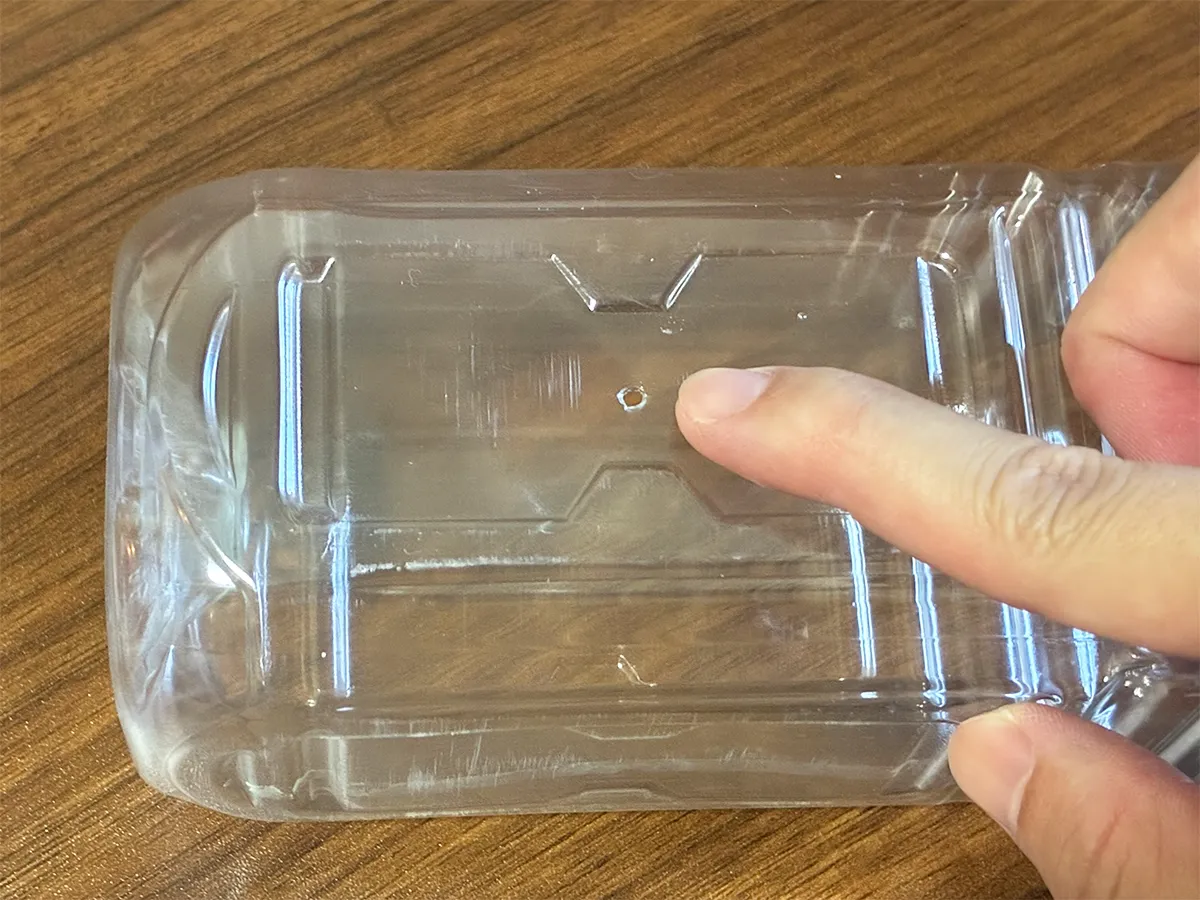 ペットボトルに開けた小さな穴（撮影：grapeライフハック編集部）