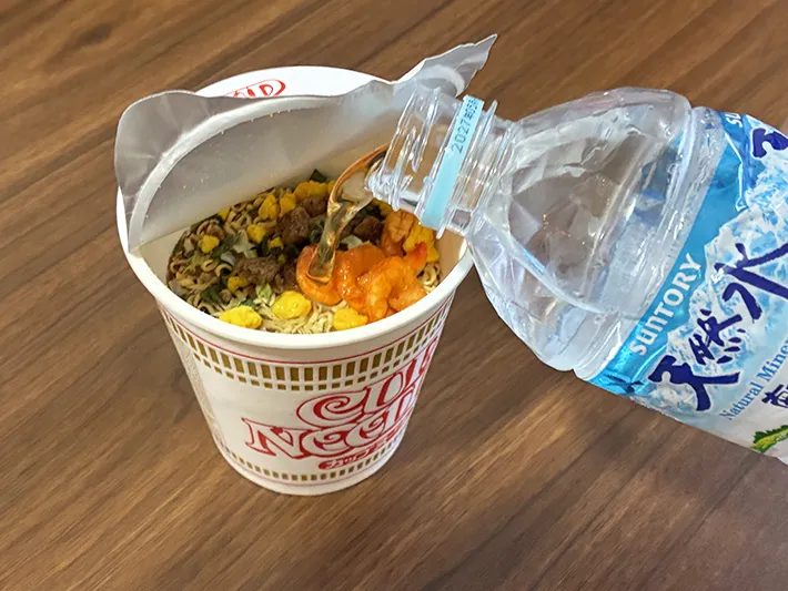 カップヌードルに水を注ぐ場面（撮影：grapeライフハック編集部）