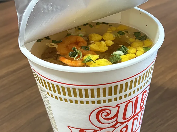 水を規定量まで注いだカップヌードル（撮影：grapeライフハック編集部）