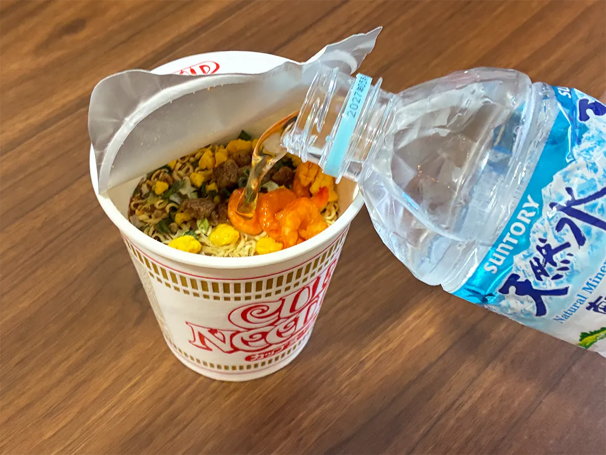 カップヌードルに水を注ぐ場面（撮影：grapeライフハック編集部）