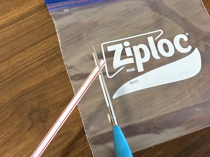 ストローの先端を切る場面（撮影：grapeライフハック編集部）