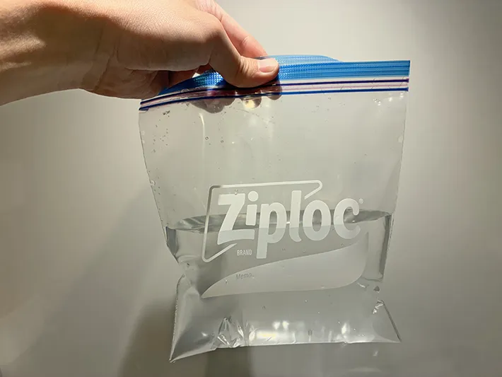 ジッパー袋にためた水（撮影：grapeライフハック編集部）