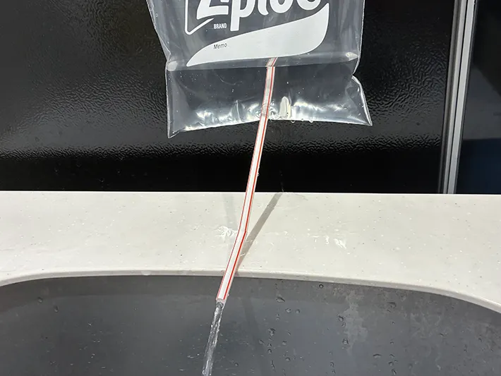 ジッパー袋に差したストローから出てくる水（撮影：grapeライフハック編集部）