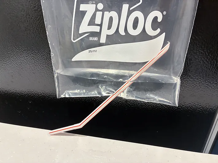 ジッパー袋で作った簡易蛇口の水を止める場面（撮影：grapeライフハック編集部）