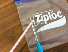 ストローの先端をハサミで切る場面（撮影：grapeライフハック編集部）
