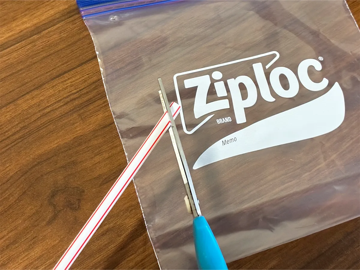 ストローの先端をハサミで切る場面（撮影：grapeライフハック編集部）