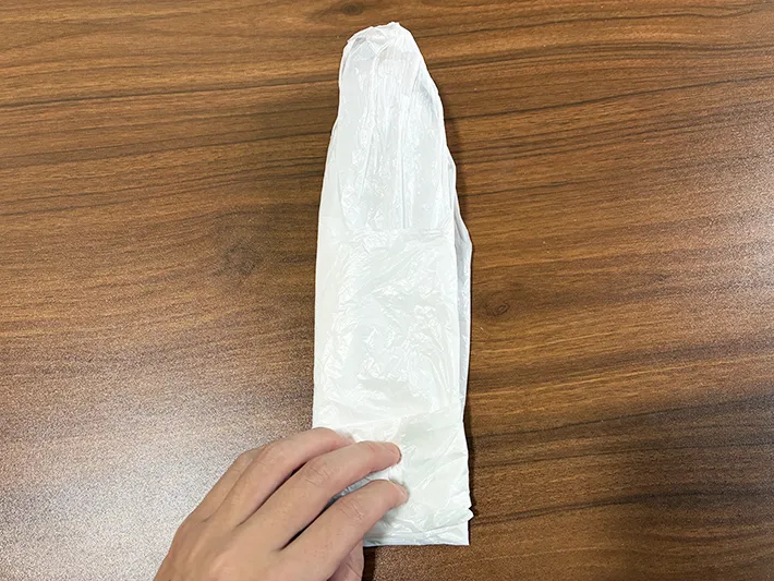 細長く形を整えたビニール袋（撮影：grapeライフハック編集部）