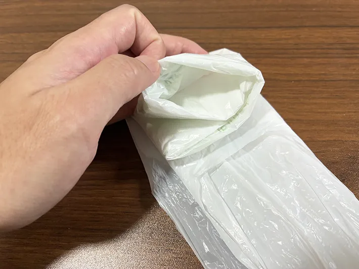 ビニール袋をたたんでできたポケット（撮影：grapeライフハック編集部）