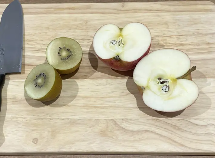 カットしたキウイとリンゴの写真（撮影：grapeフード編集部）